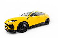 Load image into Gallery viewer, Diffusori Sotto Minigonne Lamborghini Urus Mk 1 in Fibra di Carbonio — dettaglio del fissaggio