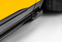 Load image into Gallery viewer, Diffusori Sotto Minigonne Lamborghini Urus Mk 1 in Fibra di Carbonio — vista angolata