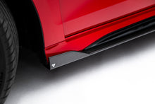 Carica l'immagine nel visualizzatore di Gallery, Diffusori Sotto Minigonne V.1 Audi RS3 8Y Facelift in Fibra di Carbonio — vista frontale