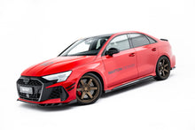 Carica l'immagine nel visualizzatore di Gallery, Diffusori Sotto Minigonne V.1 Audi RS3 8Y Facelift in Fibra di Carbonio — dettaglio della superficie