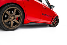 Carica l'immagine nel visualizzatore di Gallery, Diffusori Sotto Minigonne V.1 Audi RS3 8Y Facelift in Fibra di Carbonio — dettaglio del fissaggio