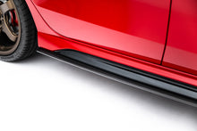 Carica l'immagine nel visualizzatore di Gallery, Diffusori Sotto Minigonne V.1 Audi RS3 8Y Facelift in Fibra di Carbonio — particolare del bordo