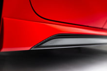Load image into Gallery viewer, Diffusori Sotto Minigonne V.2 Audi RS3 8Y Facelift in Fibra di Carbonio — particolare della finitura