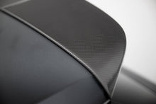 Load image into Gallery viewer, Estensione Spoiler Audi RS3 Sportback 8Y in Fibra di Carbonio — dettaglio del fissaggio