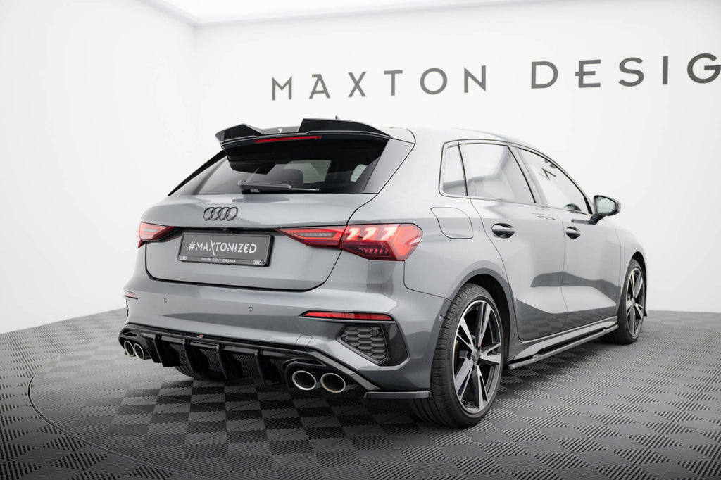 Estensione Spoiler Audi RS3 Sportback 8Y in Fibra di Carbonio — vista angolata