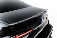 Carica l'immagine nel visualizzatore di Gallery, Estensione Spoiler BMW Serie 7 G70 i7 eDrive50 M-pack / i7 xDrive60 M-Pack / i7 M70 xDrive M-Pack — dettaglio del profilo