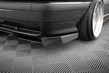 Carica l'immagine nel visualizzatore di Gallery, Dettaglio di montaggio del diffusore posteriore Maxton su BMW E36