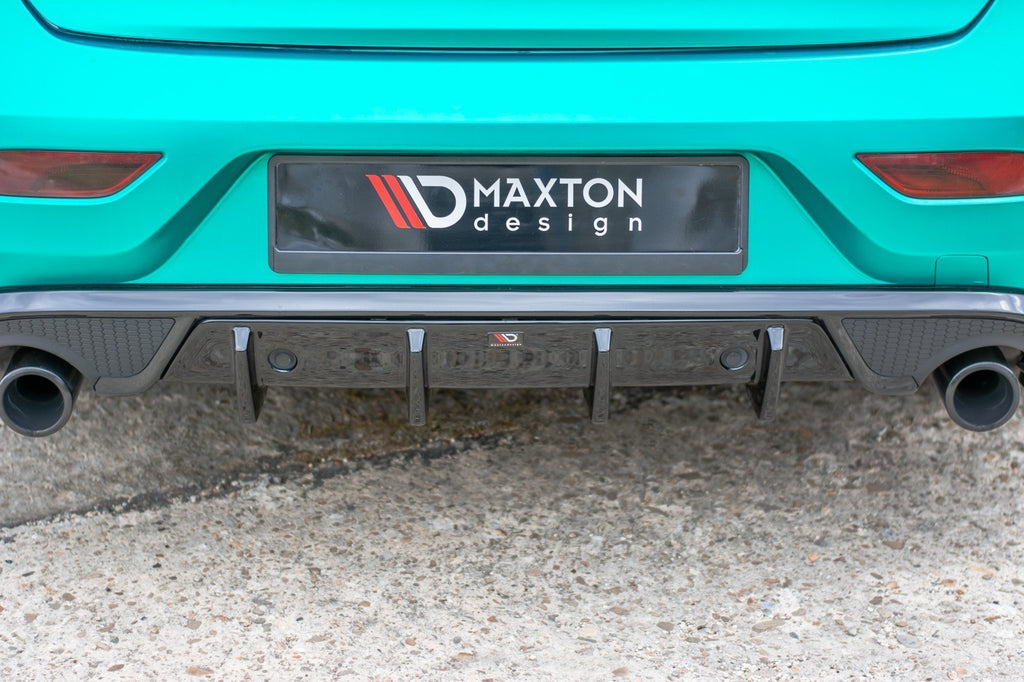 Diffusore posteriore Maxton Design in ABS nero lucido per Volvo V40 R-Design, dettaglio del profilo