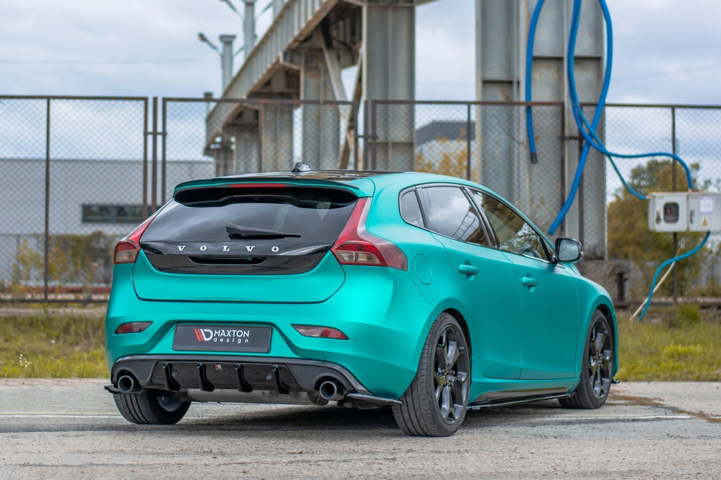 Diffusore posteriore Maxton Design in ABS nero lucido per Volvo V40 R-Design, montato sul paraurti
