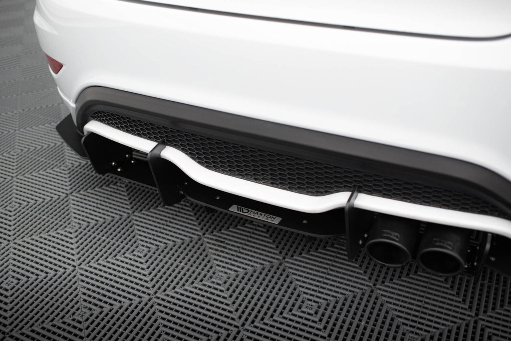 Diffusore posteriore V.2 Racing Maxton Design per Ford Fiesta ST Mk7 Facelift montato sulla vettura, ABS nero opaco