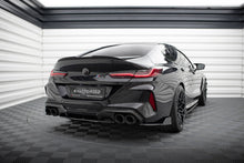Load image into Gallery viewer, Splitter Laterali Posteriori V.1 BMW Serie M8 F93 + Flap — vista laterale