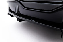 Load image into Gallery viewer, Splitter Posteriore Centrale Cupra Tavascan Mk1 — particolare del bordo