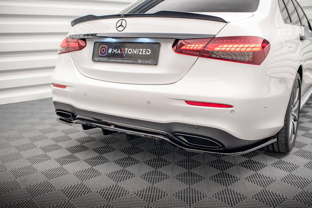 Splitter Posteriore Centrale Mercedes Classe E Berlina W213 Facelift AMG-Line — dettaglio del fissaggio