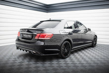 Load image into Gallery viewer, Splitter Posteriore Centrale Mercedes Classe E W212 Facelift — particolare della finitura