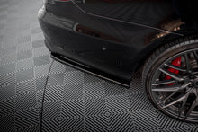 Load image into Gallery viewer, Splitter Posteriore Centrale Mercedes Classe E 63 AMG Berlina W212 Facelift — particolare della finitura