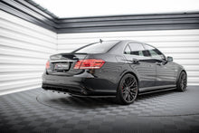 Load image into Gallery viewer, Splitter Posteriore Centrale Mercedes Classe E 63 AMG Berlina W212 Facelift — dettaglio del fissaggio