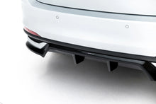 Load image into Gallery viewer, Splitter Posteriore Centrale Skoda Scala MK1 Facelift — montato sulla vettura