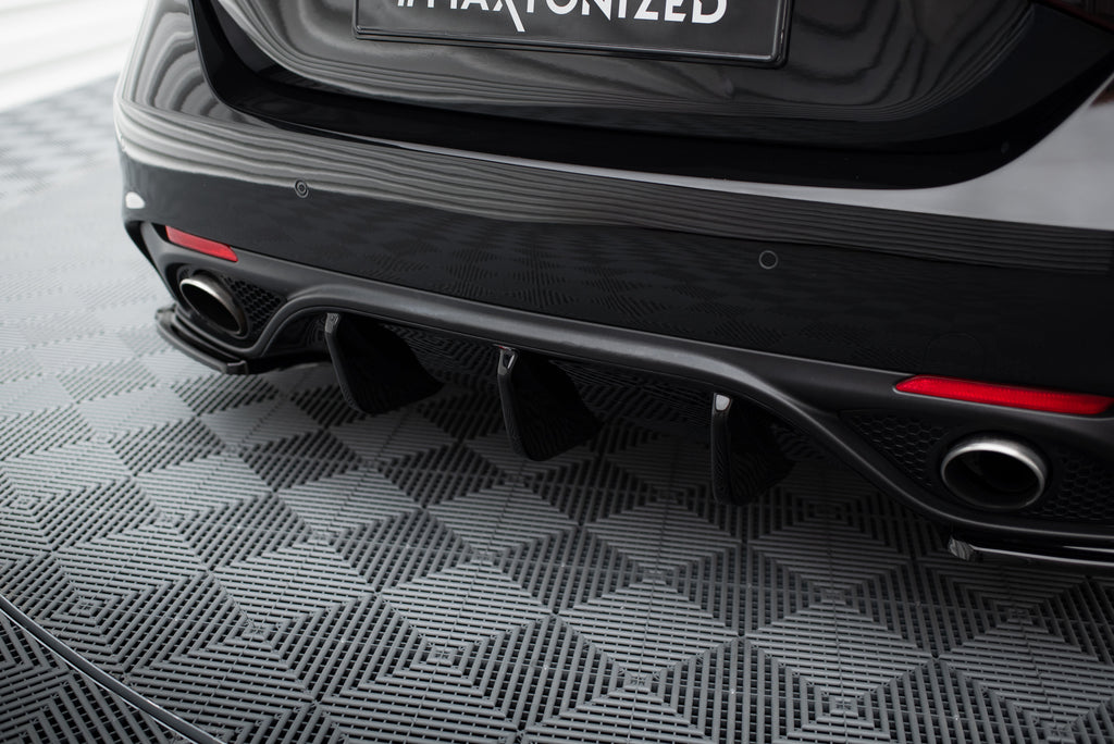 Diffusore posteriore Maxton Design in ABS nero lucido per Alfa Romeo Giulia Veloce, montato sulla vettura