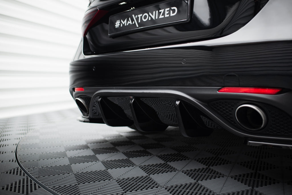 Diffusore posteriore Maxton Design in ABS nero lucido per Alfa Romeo Giulia Veloce, vista ravvicinata