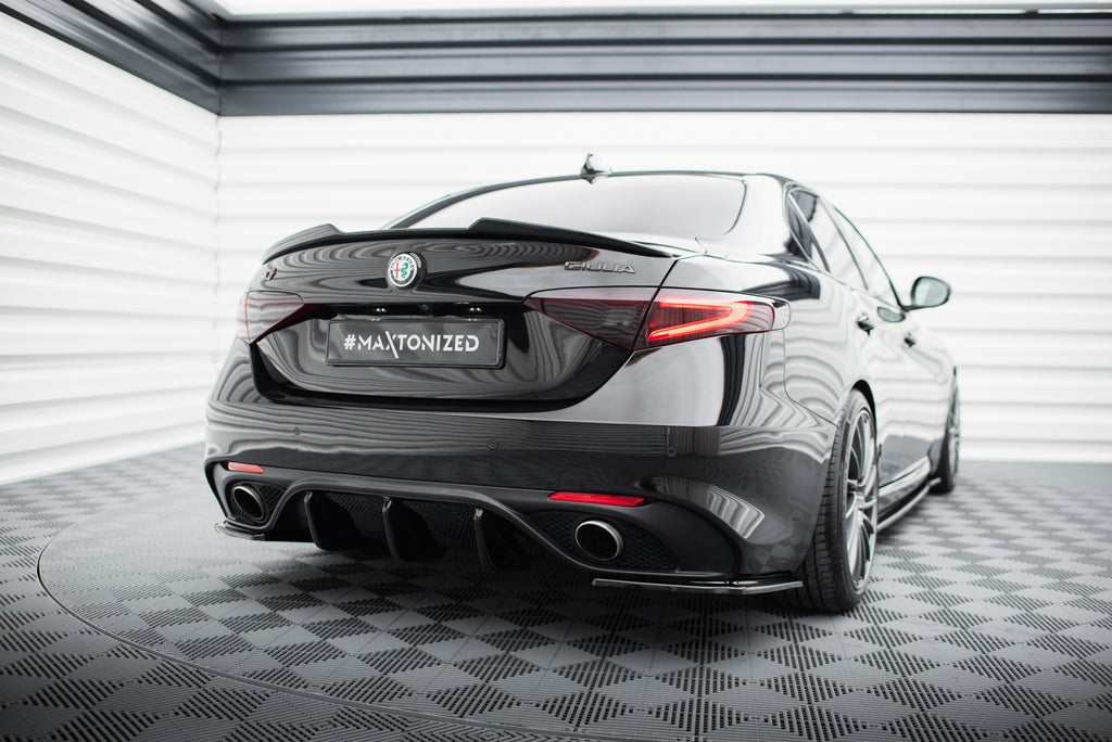 Diffusore posteriore Maxton Design in ABS nero lucido per Alfa Romeo Giulia Veloce, particolare della finitura