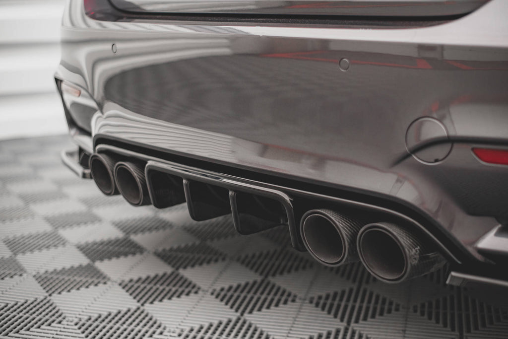 Dettaglio delle lamelle del diffusore posteriore BMW M4 F82 Maxton Design
