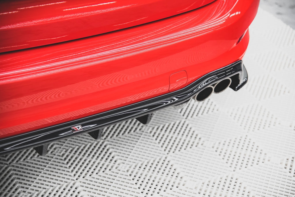 Diffusore posteriore Maxton Design per Ford Focus ST-Line Station Wagon Mk4, ABS nero lucido - particolare della finitura