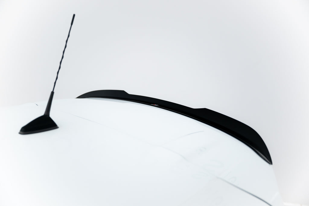 Estensione spoiler Maxton Design per Renault Clio RS Mk4 montato sulla vettura, ABS nero lucido