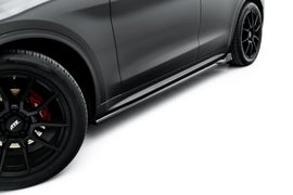 Alfa Romeo Stelvio Mk1 con kit splitter Maxton Design vista tre quarti anteriore