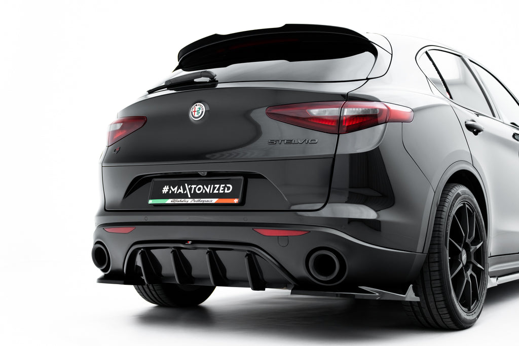 Dettaglio della finitura nero lucido del set splitter Stelvio Mk1