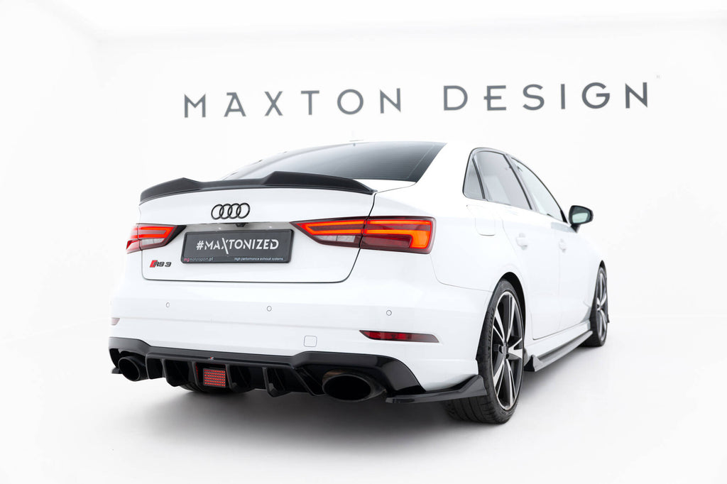 Set di Splitter Audi RS3 Berlina 8V Facelift — vista angolata