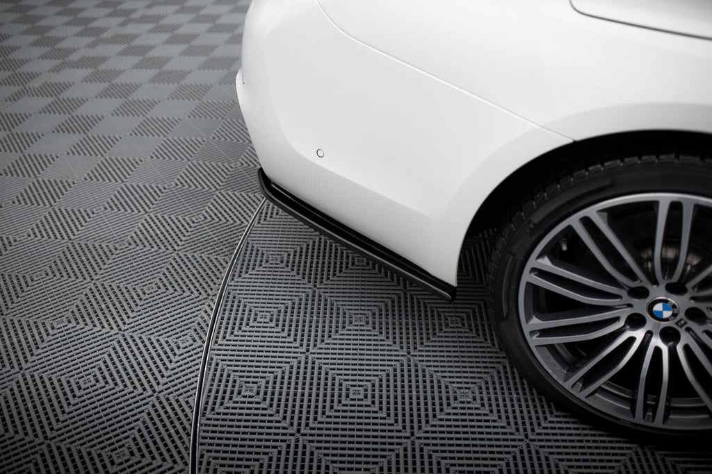 Set di Splitter BMW Serie 5 Berlina G30 M-Pack — vista angolata