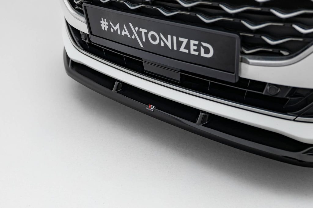 Set di Splitter Ford Focus Station Wagon Mk4 Vignale — vista angolata
