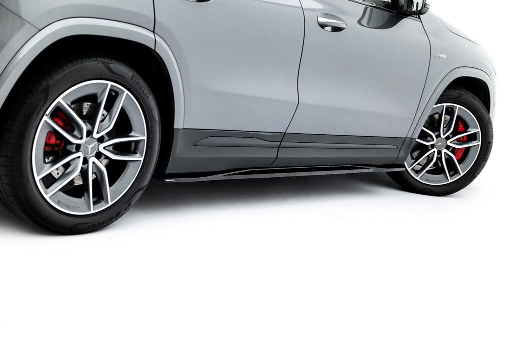 Set di Splitter Mercedes GLA 35 AMG H247 Facelift — vista angolata