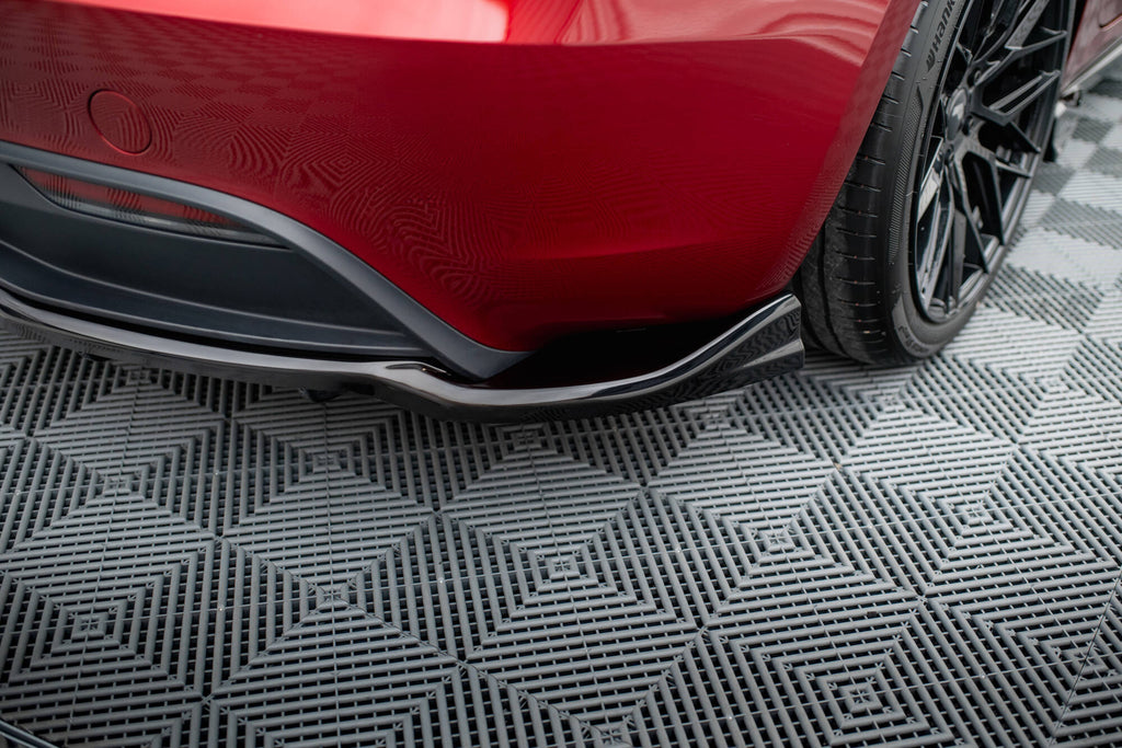 Set di Splitter Tesla Model 3 Mk1 Facelift — dettaglio del fissaggio