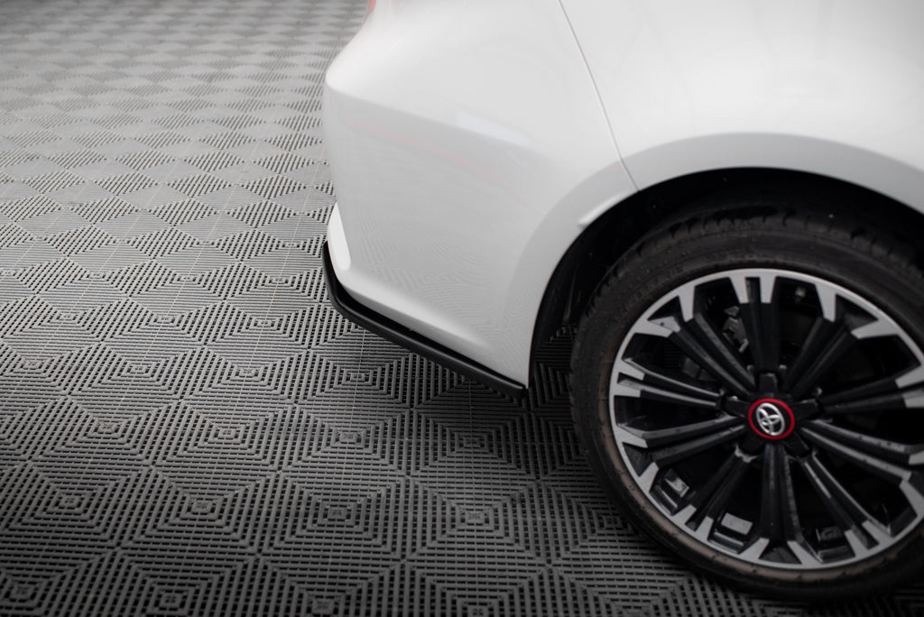 Set di Splitter Toyota Corolla Berlina XII — vista frontale
