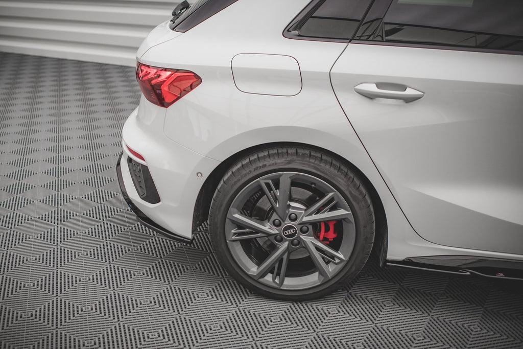 Set di Splitter V.1 Audi A3 Sportback 8Y — vista angolata