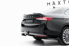 Load image into Gallery viewer, Set di Splitter V.2 Skoda Superb Berlina Mk4 — vista angolata