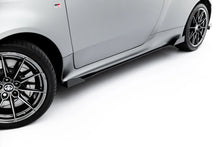 Load image into Gallery viewer, Flap Laterali Toyota GR Yaris Mk4 Facelift Street Pro — particolare della finitura