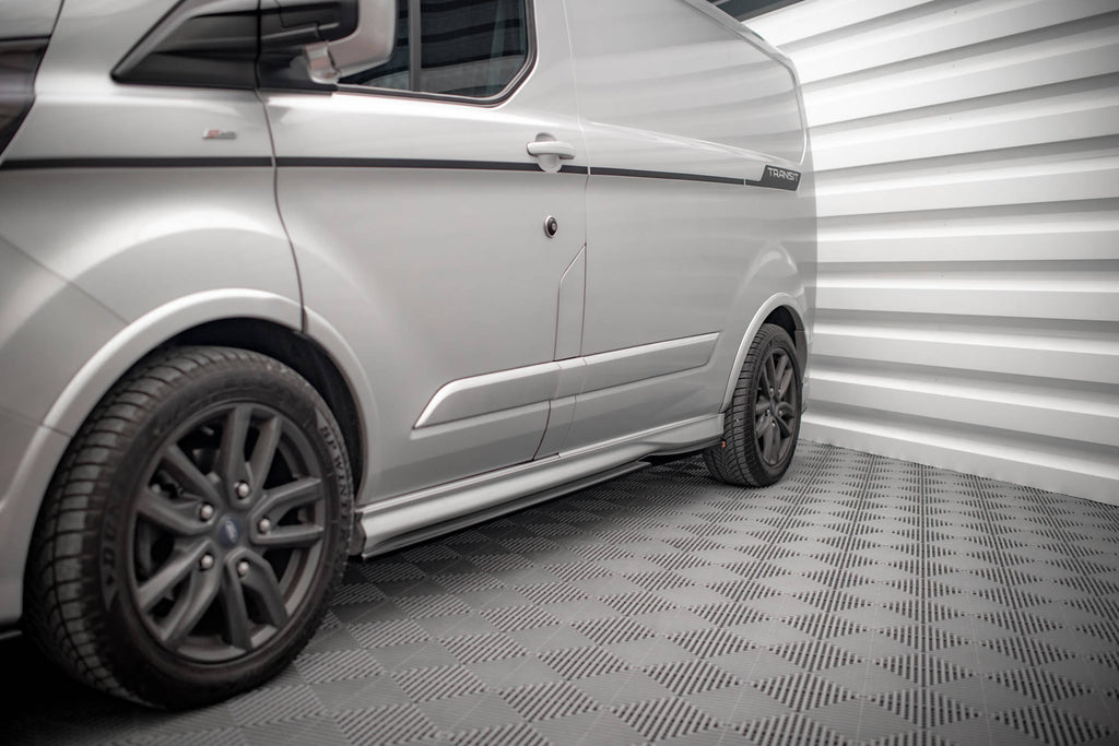 Dettaglio dei diffusori sotto minigonne Maxton per Ford Transit Custom Mk1 Facelift