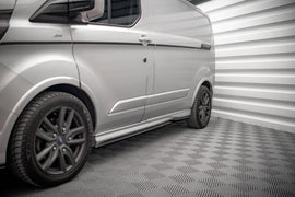 Dettaglio dei diffusori sotto minigonne Maxton per Ford Transit Custom Mk1 Facelift