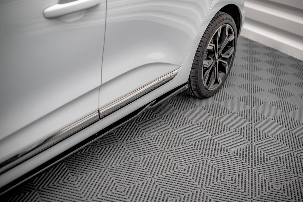 Renault Clio Mk5 con diffusori sotto minigonne Maxton Design installati