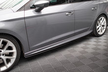Carica l'immagine nel visualizzatore di Gallery, Diffusori Sotto Minigonne V.5 Seat Leon Hatchback Mk3 Cupra / FR — montato sulla vettura