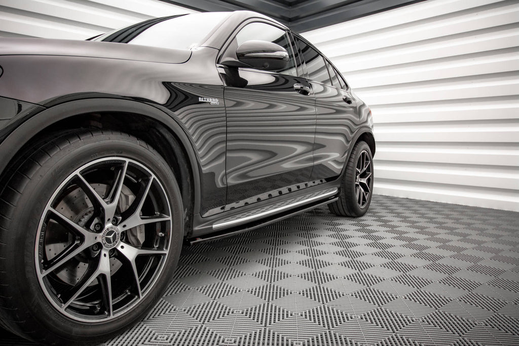 Vista laterale della Mercedes GLC Coupé C253 con diffusori sotto minigonne Maxton