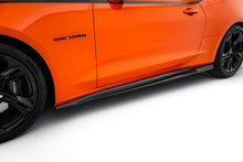 Carica l'immagine nel visualizzatore di Gallery, Diffusori Sotto Minigonne V.2 Chevrolet Camaro SS Mk6 Facelift — vista laterale