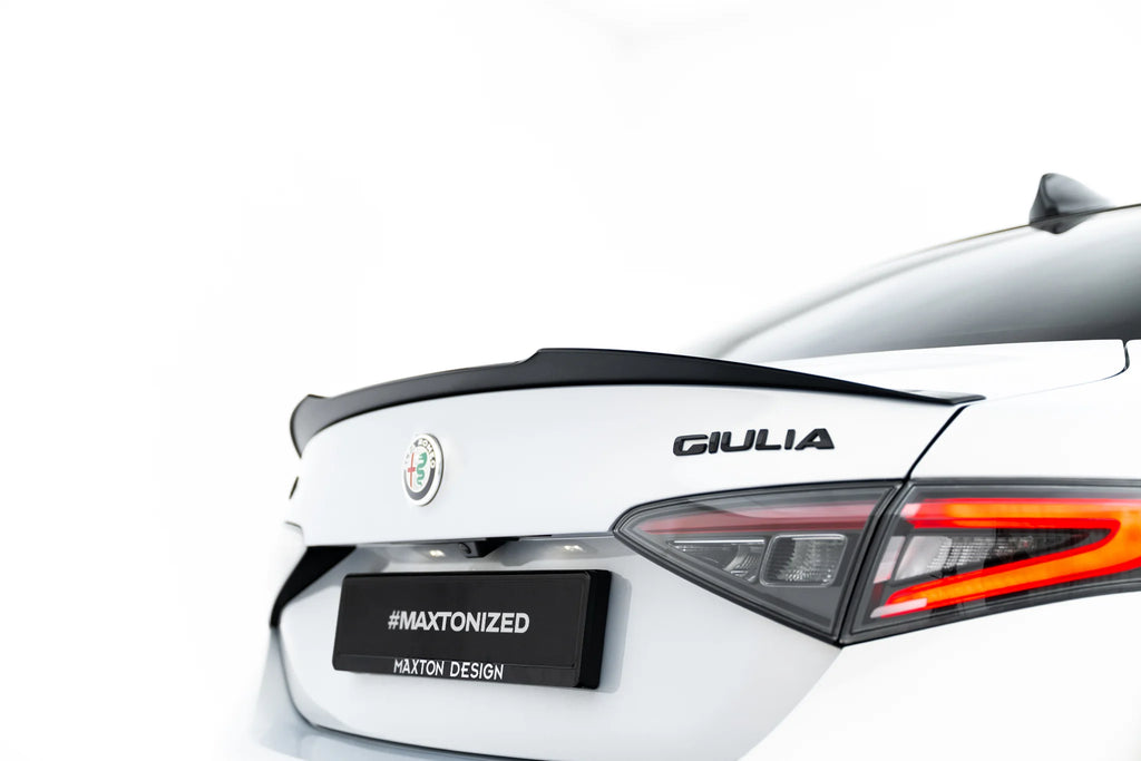 Estensione spoiler Maxton Design per Alfa Romeo Giulia — ABS nero lucido, vista di dettaglio