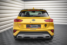 Carica l'immagine nel visualizzatore di Gallery, Estensione spoiler montata sul portellone della Kia XCeed Mk1