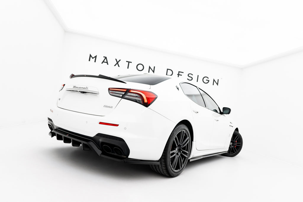 Estensione spoiler Maxton Design per Maserati Ghibli Modena Mk3 Facelift montato sulla vettura, ABS nero lucido