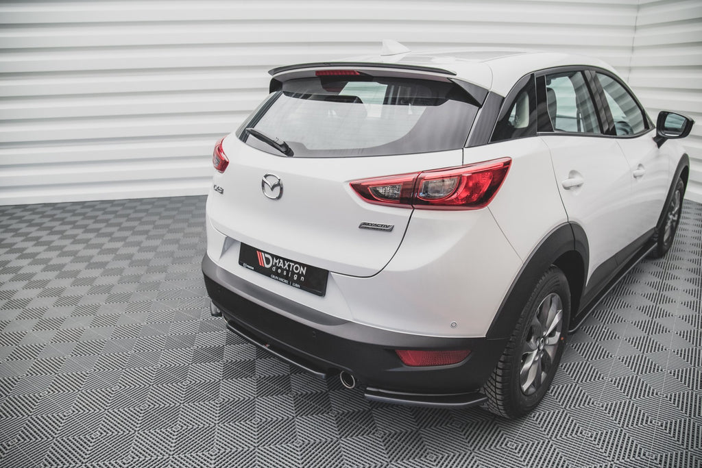 Dettaglio dell'estensione spoiler in ABS nero lucido per Mazda CX-3