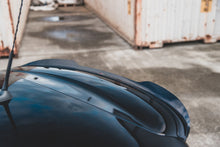 Carica l'immagine nel visualizzatore di Gallery, Dettaglio della finitura nero lucido dell estensione spoiler Maxton per Mini Countryman R60