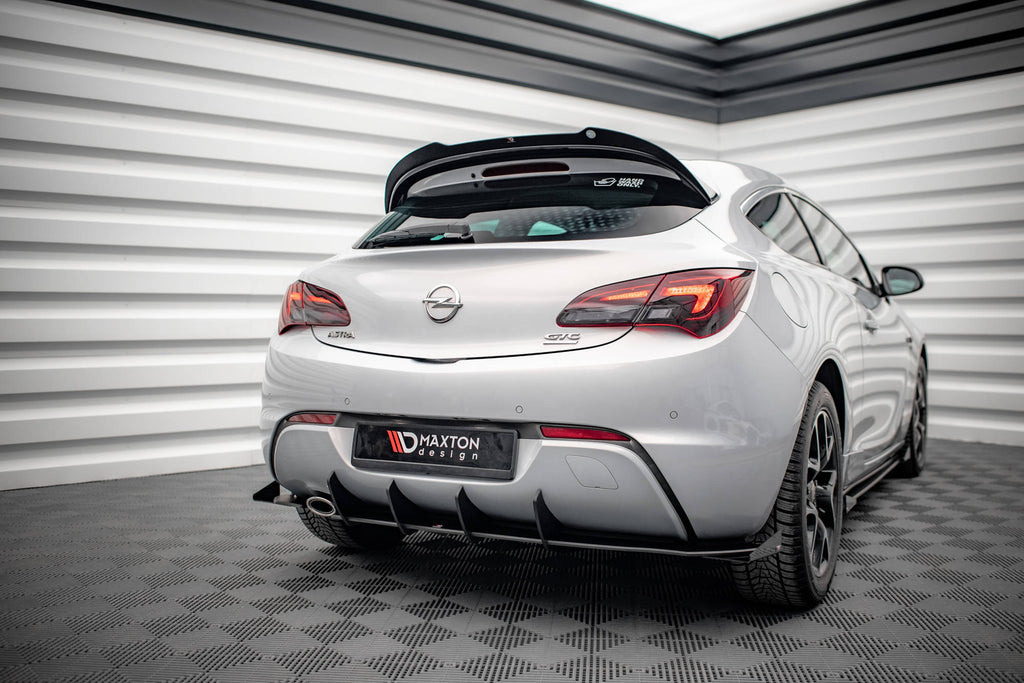 Dettaglio finitura nero lucido estensione spoiler Maxton per Opel Astra GTC J